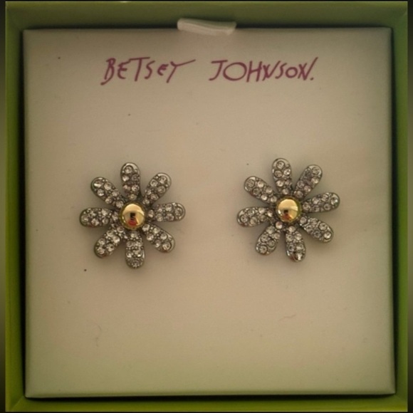 BETSEY JOHNSON Stud Pavé Flower
Blossom Silver-Tone Earrings Part of Set
NEW NWT - Picture 1 of 1
